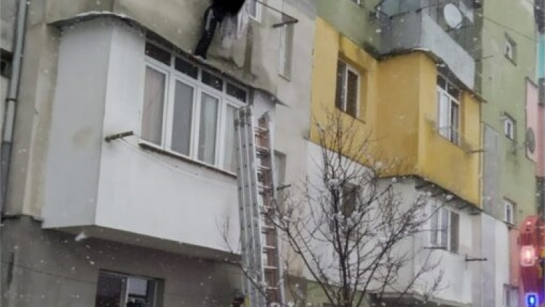 O femeie care incerca sa scape de sotul cu care se certa a cazut de la etajul trei. A fost salvata de sarmele de rufe ale vecinilor Imagine