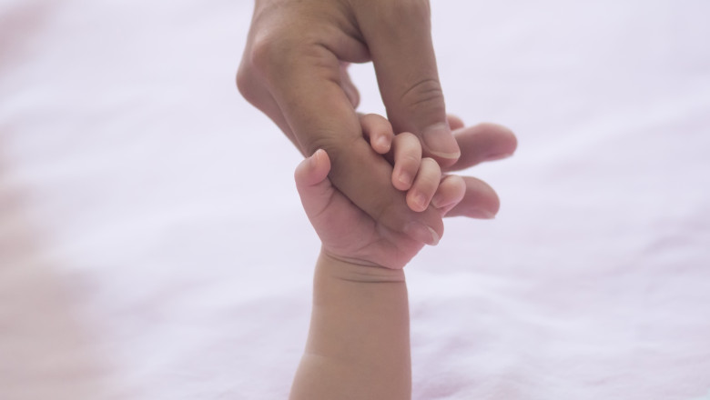 O femeie da in judecata o clinica de fertilizare din SUA, dupa ce a fost obligata sa renunte la copilul pe care l-a nascut Imagine