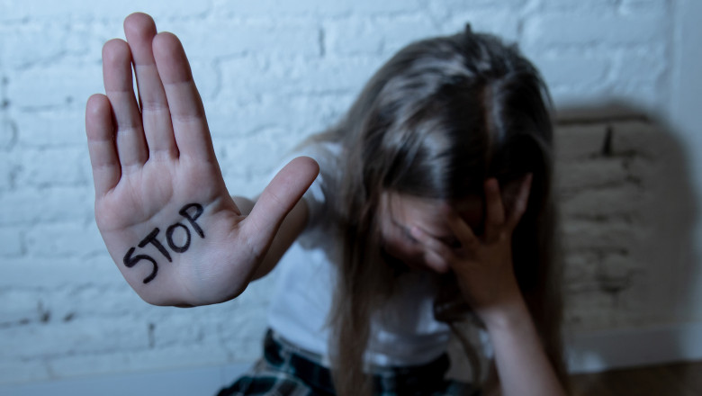 O femeie din Arad a fost arestata, dupa ce si-a terorizat fiica cu handicap. O batea si o tinea cu capul sub apa Imagine