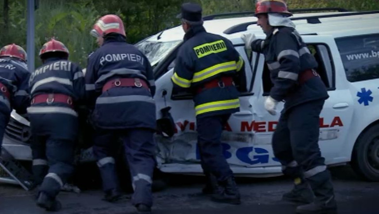 O femeie din Bacau a murit in drum spre spital. Ambulanta, izbita de o masina care a intrat pe contrasens Imagine
