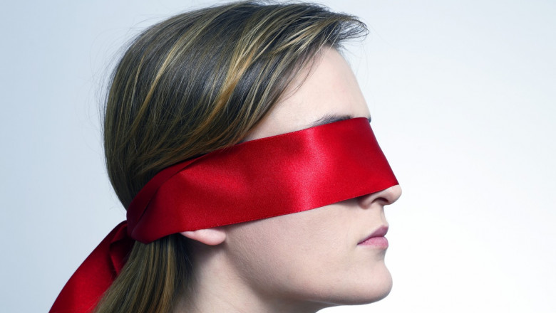 O femeie din Bucuresti a acceptat sa fie legata de un barbat, pentru un joc sexual. Apoi a ramas fara bani, carduri si telefon Imagine