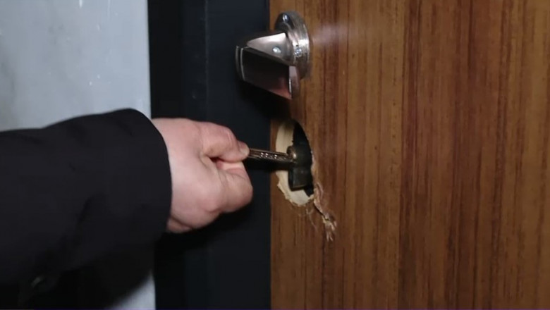 O femeie din Bucuresti s-a trezit ca niste necunoscuti i-au ocupat apartamentul si nu ii poate da afara: „Au decupat usa” Imagine
