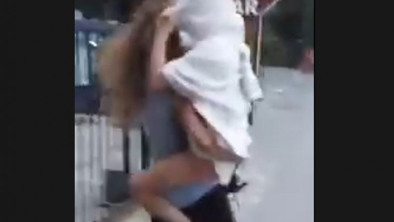 O femeie din Constanta a vrut sa-si arunce fetita in fata masinilor sustinand ca „este posedata” Imagine