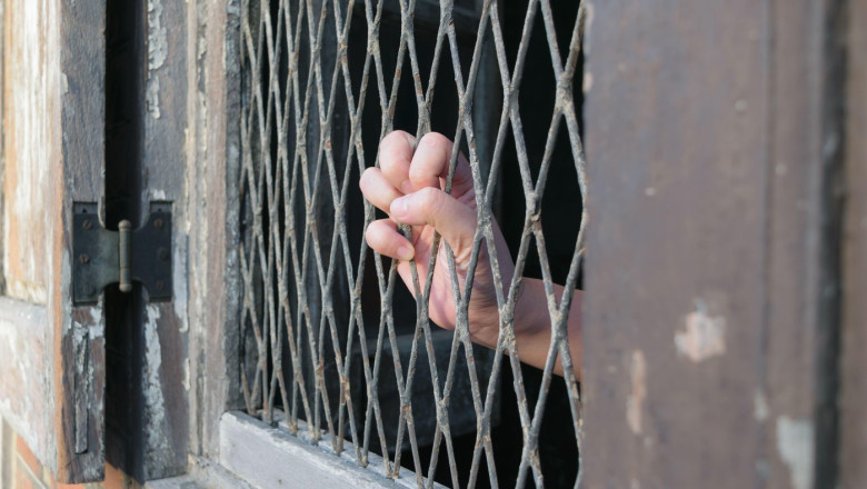 O femeie din Dambovita a fost prinsa ca trimitea prin corespondenta sotului incarcerat droguri impregnate in hartie Imagine