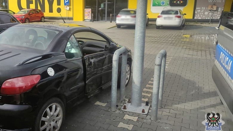 O femeie din Polonia, fara permis, si-a lasat copilul de 3 ani in masina si a plecat. Cel mic s-a urcat la volan si a dat peste ea Imagine