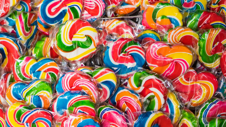 O femeie din SUA s-a trezit fara bani si cu 70.000 de acadele la usa, dupa ce fiul ei de 8 ani a vrut sa organizeze un carnaval Imagine