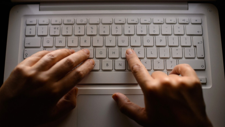 O femeie din Suceava a fost inselata cu peste 22.000 de euro de un fals general, pe care l-a cunoscut pe internet Imagine