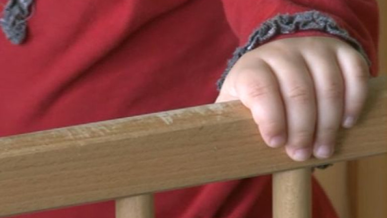 O femeie din Targoviste risca 3 ani de inchisoare pentru ca si-a batut copilul de doi ani Imagine