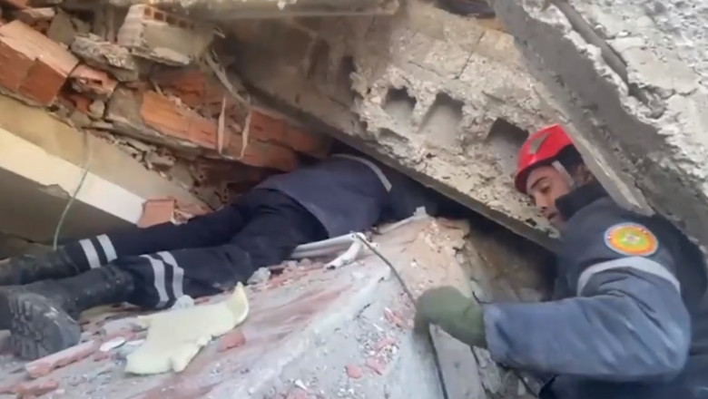 O femeie din Turcia a fost scoasa in viata de sub daramaturi, dupa 52 de ore Imagine