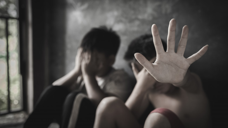 O femeie este cercetata penal dupa ce si-a obligat copiii sa cerseasca in Bucuresti. Minorii erau abuzati si controlati permanent Imagine