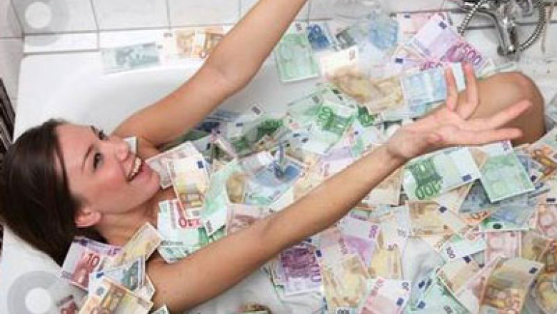 O femeie s-a trezit cu Fiscul la usa, dupa ce s-a dat de gol pe Facebook Imagine