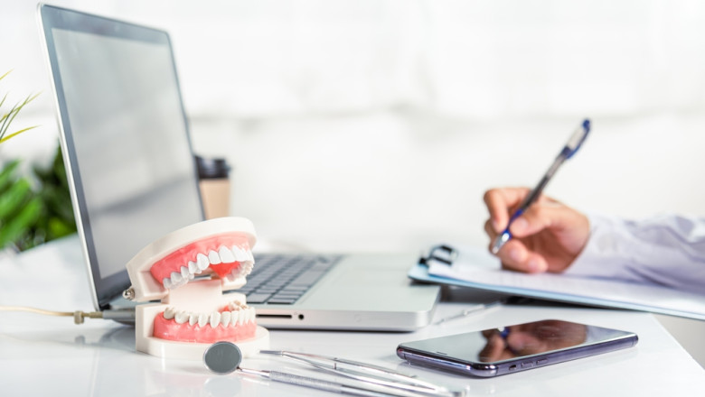 O femeie spune ca a fost desfigurata de un dentist care i-a facut 30 de proceduri la o singura sedinta Imagine