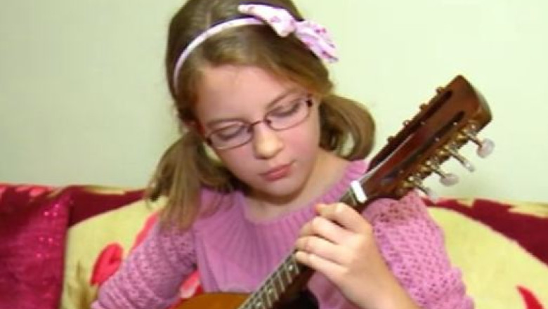 O fetita de 10 ani stie sa cante la sapte instrumente Imagine