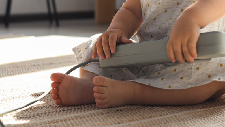 O fetita de 2 ani a murit electrocutata dupa ce ar fi atins un prelungitor defect Imagine