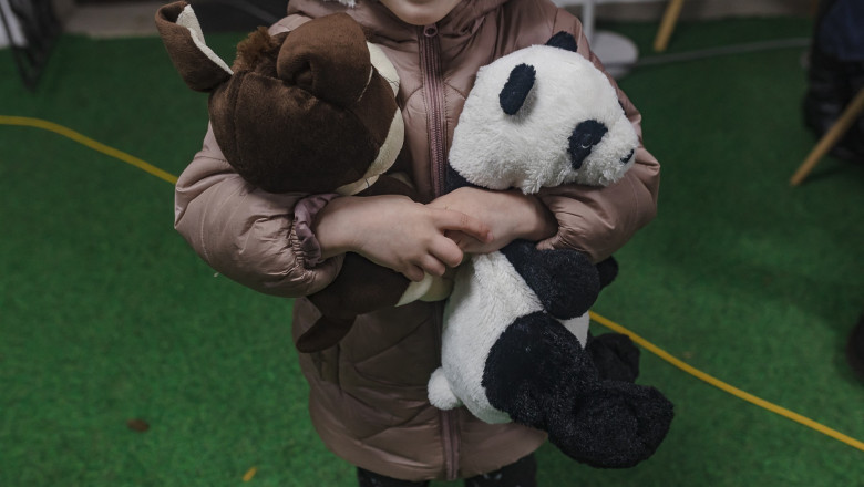 O fetita de 6 ani, separata de mama ei in timpul bombardamentelor din Bahmut, a fost salvata de politia ucraineana Imagine