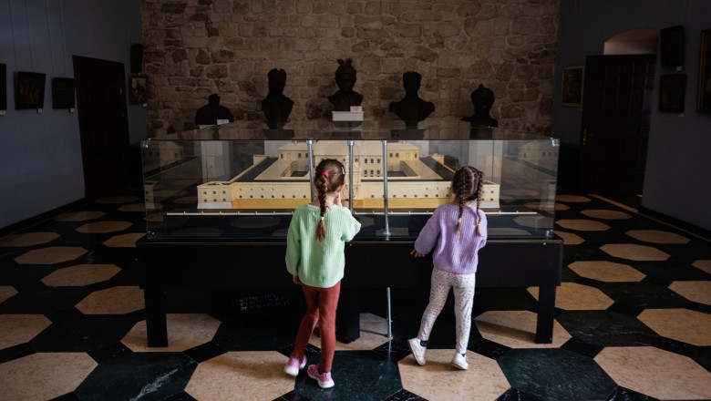 O fetita de cinci ani din Italia a deteriorat o sculptura din aur in valoare de 30.000 de euro Imagine