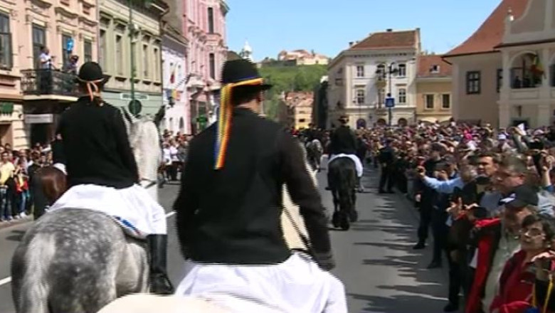 O fetita de sase ani si doi barbati au fost loviti de cai la Parada Junilor din Brasov Imagine