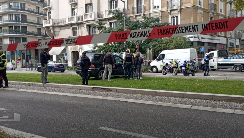 O furgoneta blindata a fost atacata cu tiruri de Kalasnikov, in plina zi, in centrul orasului Grenoble Imagine