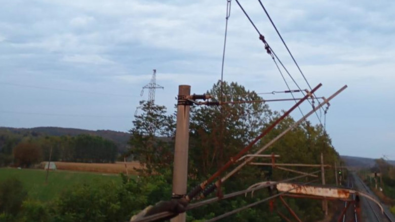 O furtuna a blocat traficul feroviar in nord-vestul tarii. Intarzieri si de patru ore la trenurile spre litoral Imagine