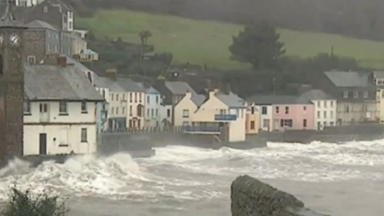 O furtuna cu rafale de vant de peste o suta de kilometri la ora a lovit Marea Britanie, Franta si Spania Imagine