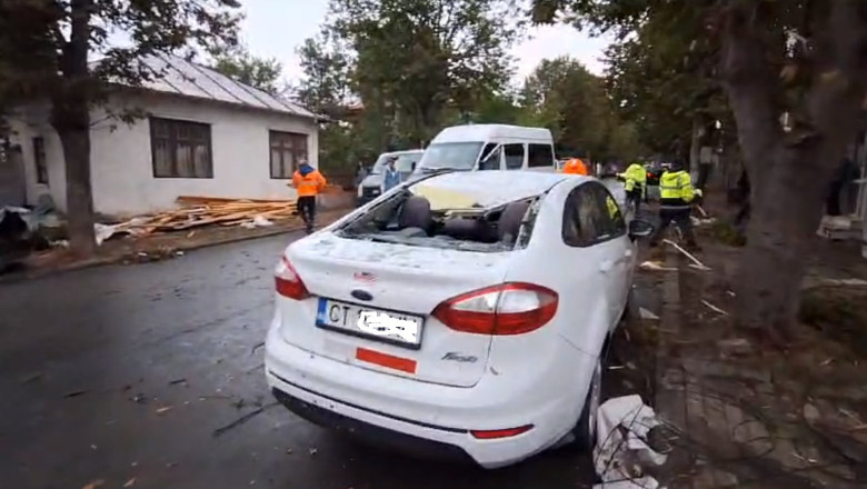 O furtuna puternica a doborat mai multi stalpi si copaci la Constanta. Patru masini avariate Imagine