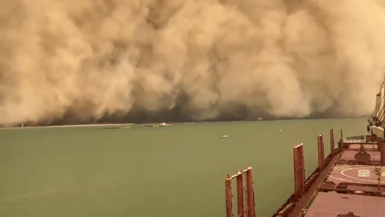 O furtuna uriasa de nisip a acoperit intregul canal Suez Imagine