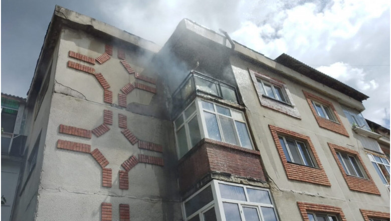 O garsoniera din Valcea, in care se aflau doi copii, a fost cuprinsa de flacari. Minorii au reusit sa fuga din locuinta Imagine
