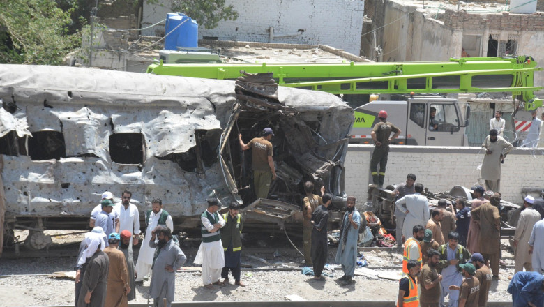 O grupare separatista a revendicat atacul asupra unui tren de pasageri in Pakistan, soldata cu cel putin 47 de morti