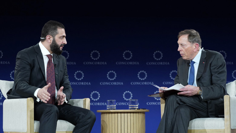 O imagine „suprarealista”: un general american si un fost jihadist, pe aceeasi scena. David Petraeus l-a intervievat pe Ahmed al-Sharaa Imagine