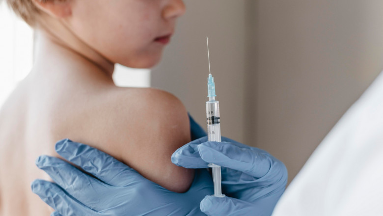 O infirmiera antivaccinista din Spania este acuzata ca a facut injectii false la sute de copii Imagine