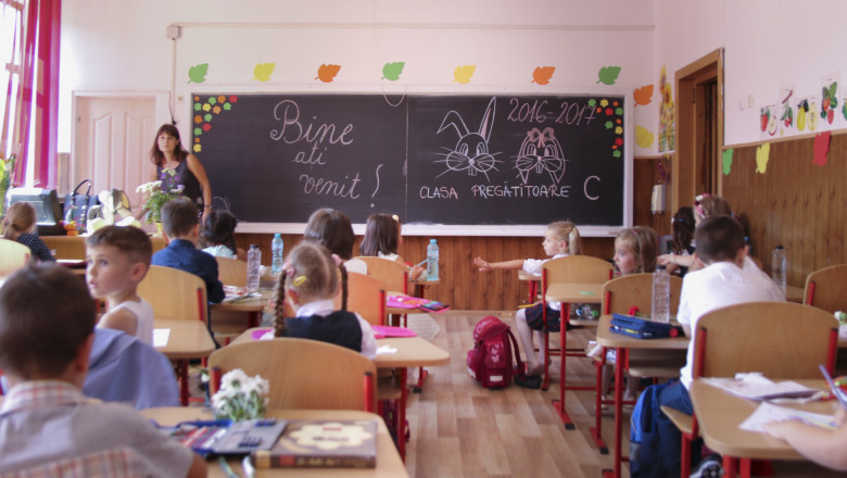 O invatatoare a avut in septembrie un salariu mai mic cu 700 de lei decat minimul pe economie: Cum incurajam tinerii sa vina in sistem? Imagine