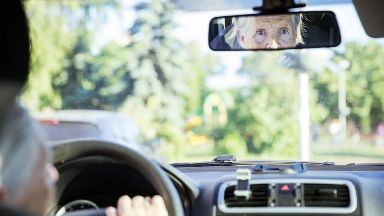 O italianca de 103 ani a fost prinsa de politisti conducand cu viteza, fara permis si fara asigurare Imagine