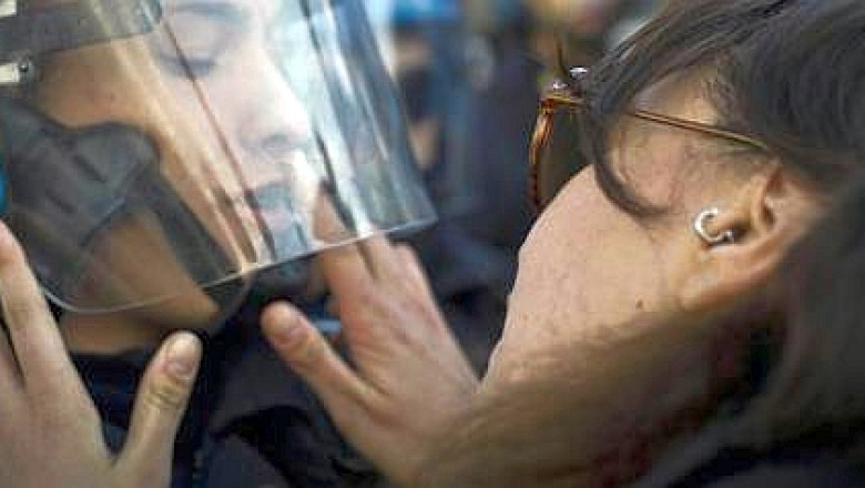 O italianca este acuzata de agresiune sexuala dupa ce a sarutat un politist pe casca, in timpul protestelor antiguvernamentale Imagine