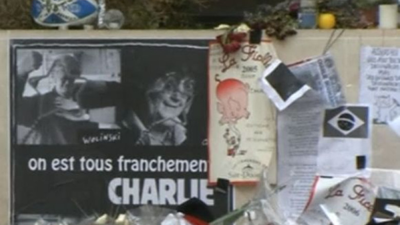 O luna de la atentatele din Paris. Un adevarat pelerinaj a avut loc la sediul publicatiei Charlie Hebdo Imagine