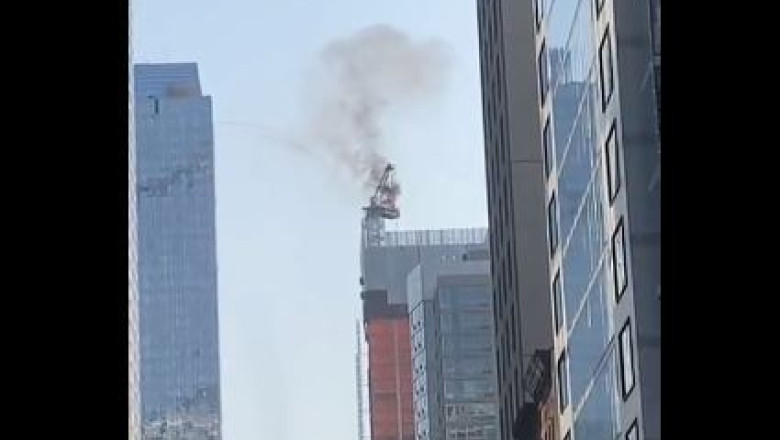 O macara a luat foc si s-a prabusit in New York. Cel putin cinci persoane au fost ranite Imagine