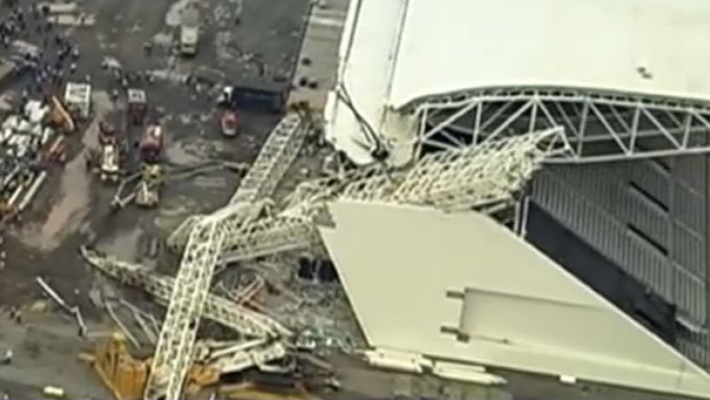 O macara s-a prabusit peste un stadion destinat CM din Brazilia. Trei persoane au murit Imagine