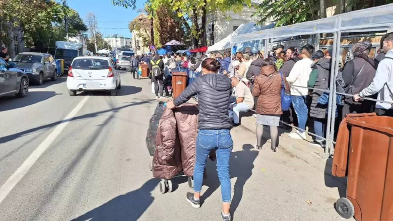 O mama a impresionat pelerinii, la Sf Parascheva: „Strang sticle, sa poata merge copilul meu la scoala, sa nu fie ca mine, cu 4 clase!” Imagine