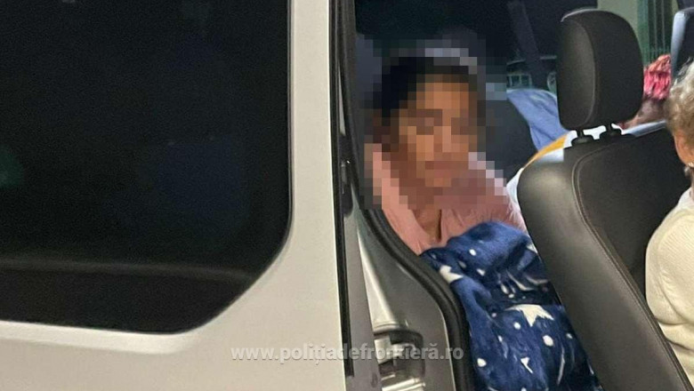 O mama de 15 ani a fost prinsa cand incerca sa-si scoata copilul din tara ascuns sub o patura Imagine
