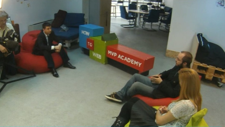 O mana de ajutor pentru tinerii cu idei Imagine