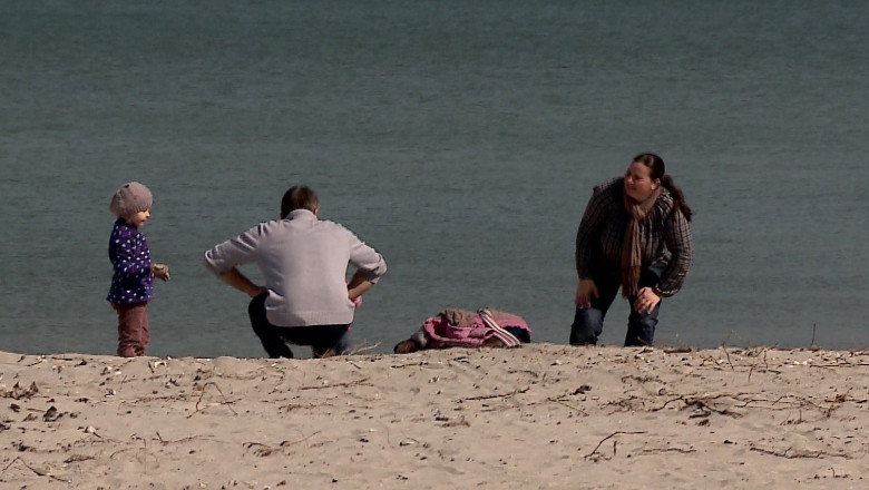 O mare de oameni pe nisipul cald. Vremea frumoasa a scos oamenii la plaja si gratare Imagine