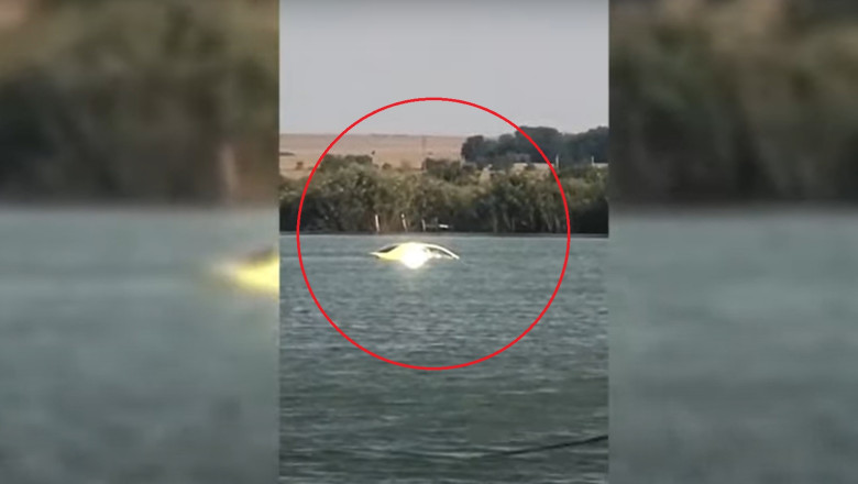 O masina a ajuns in mijlocul unui lac din Constanta, dupa ce soferul a uitat sa traga frana de mana Imagine