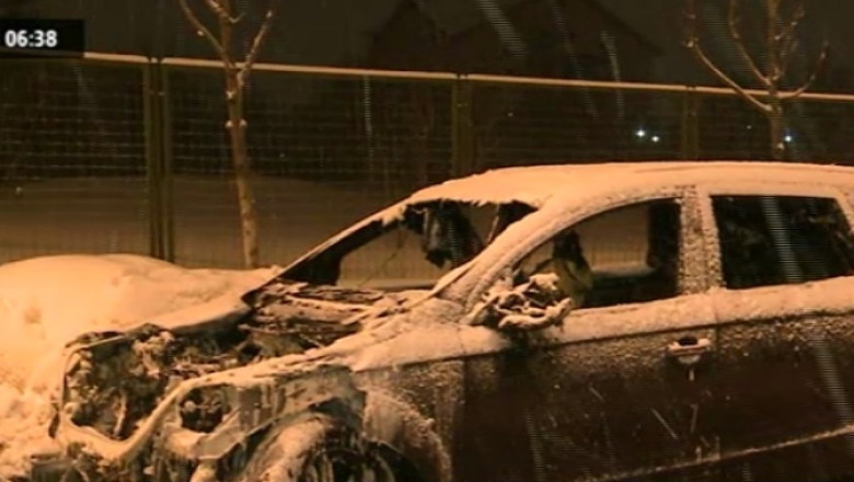 O masina a ambasadei SUA a a luat foc Imagine