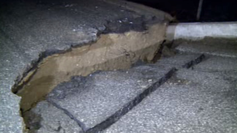 O masina a cazut intr-o groapa cu diametrul de 5 metri dupa ce drumul s-a surpat. DN 2E este inchis Imagine