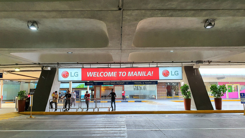 O masina a intrat cu viteza pe aleea zonei de plecari a aeroportului din Manila si a ucis doi oameni, printre care si o fetita de 5 ani Imagine