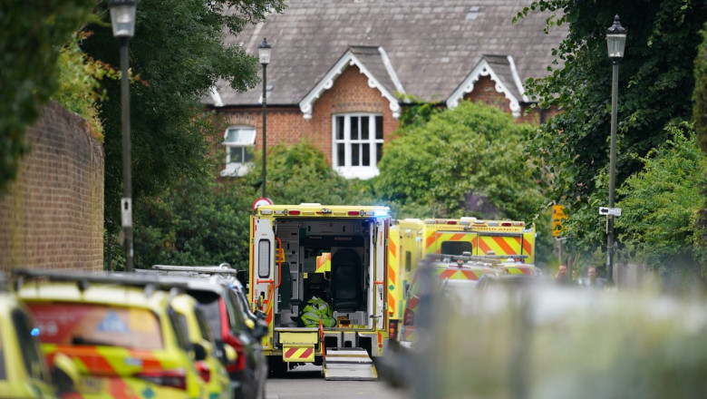 O masina a intrat in cladirea unei scoli primare din Londra. Un copil a murit, alti 6 au fost raniti Imagine