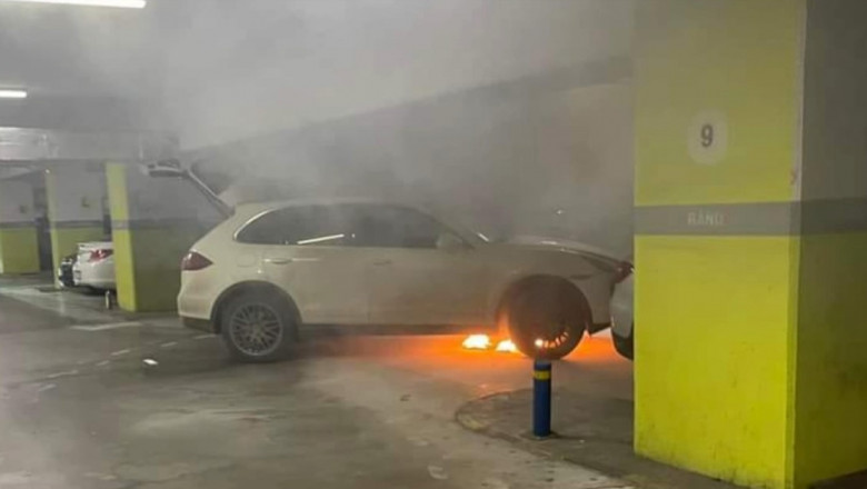O masina a luat foc in parcarea unui mall din Bucuresti Imagine