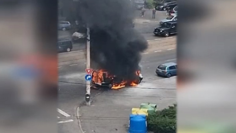 O masina a luat foc langa o benzinarie din Bucuresti Imagine