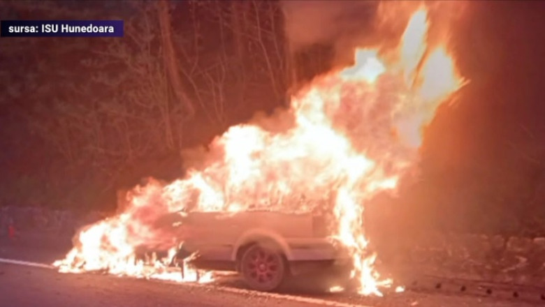 O masina a luat in foc in mers, pe DN 66, in Hunedoara Imagine