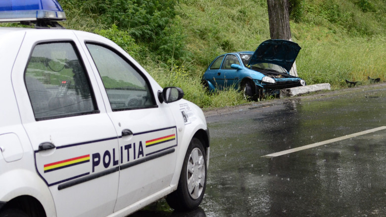 O masina a Politiei Chitila a fost implicata intr-un accident. Cinci persoane au ajuns la spital Imagine