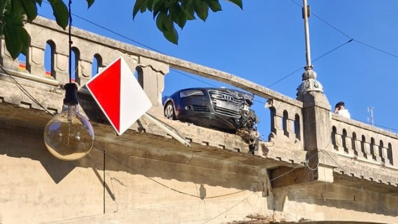 O masina a rupt balustrada si a fost aproape de a cadea in raul Bega de pe un pod din Timisoara. Accidentul, posibil facut intentionat Imagine